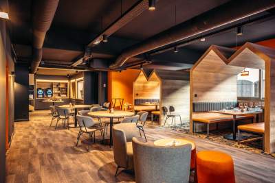 Bar & Restaurant Albertville · Hôtel Base Camp Lodge