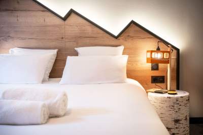 ⇒ Base Camp Lodge · Hotel Albertville - chambre