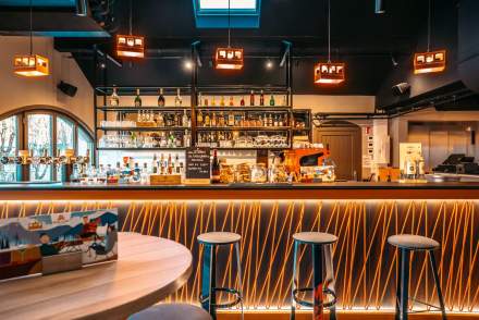 Bar & Restaurant Albertville · Hôtel Base Camp Lodge